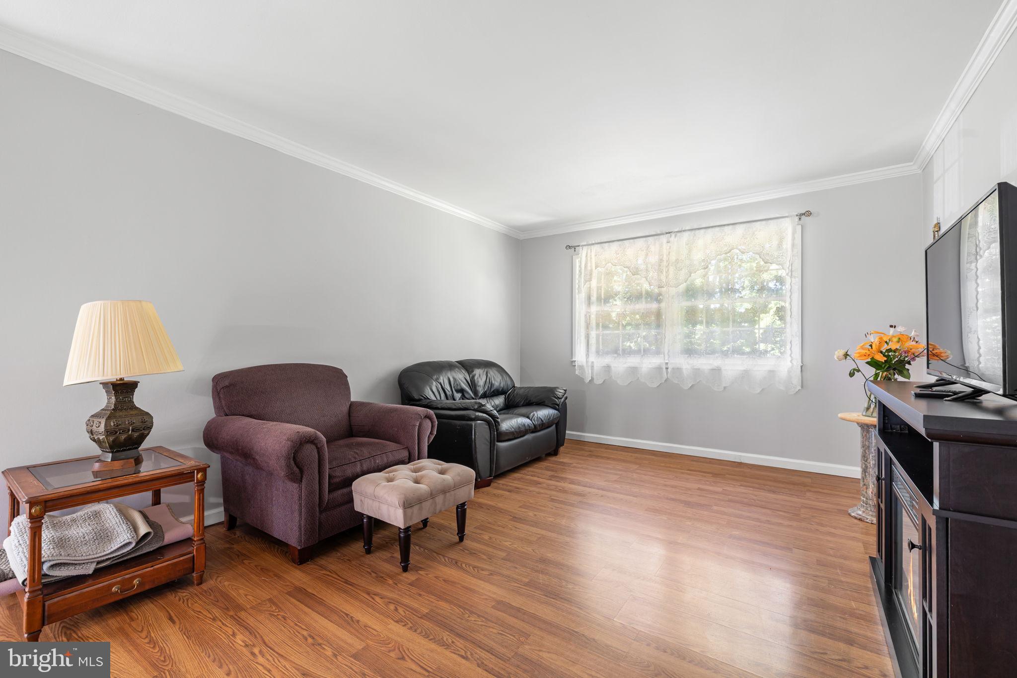 13532 Delaney Road Woodbridge, VA 22193 - Photo 6 of 30 Living Room