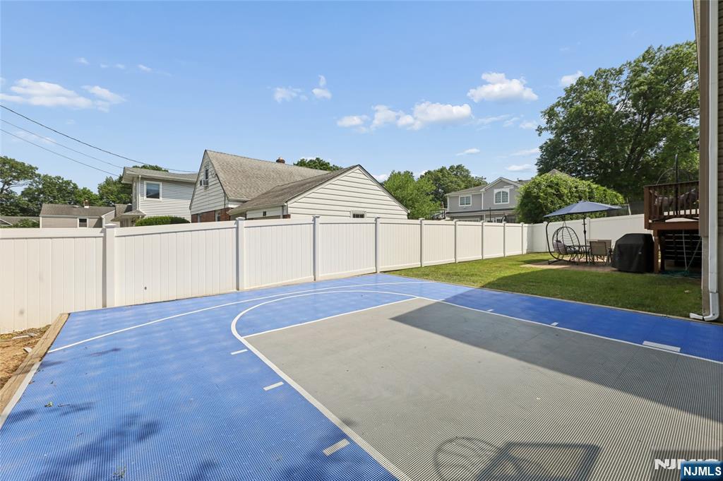135 Rector Court Bergenfield, NJ 07621 - Photo 11 of 34