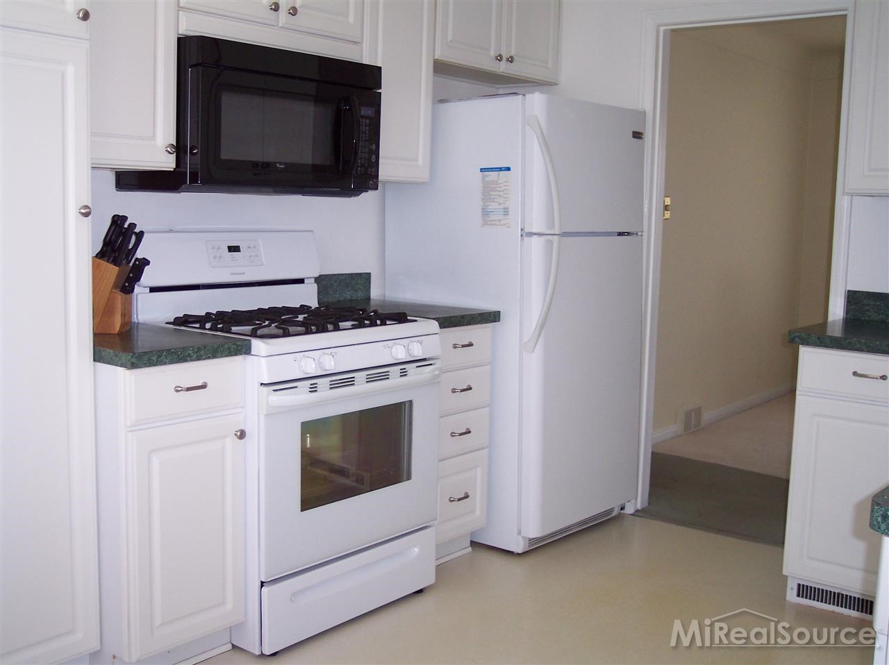 381 Ridgemont Road Grosse Pointe, MI 48236 - Photo 8 of 21 31165029-7.JPG