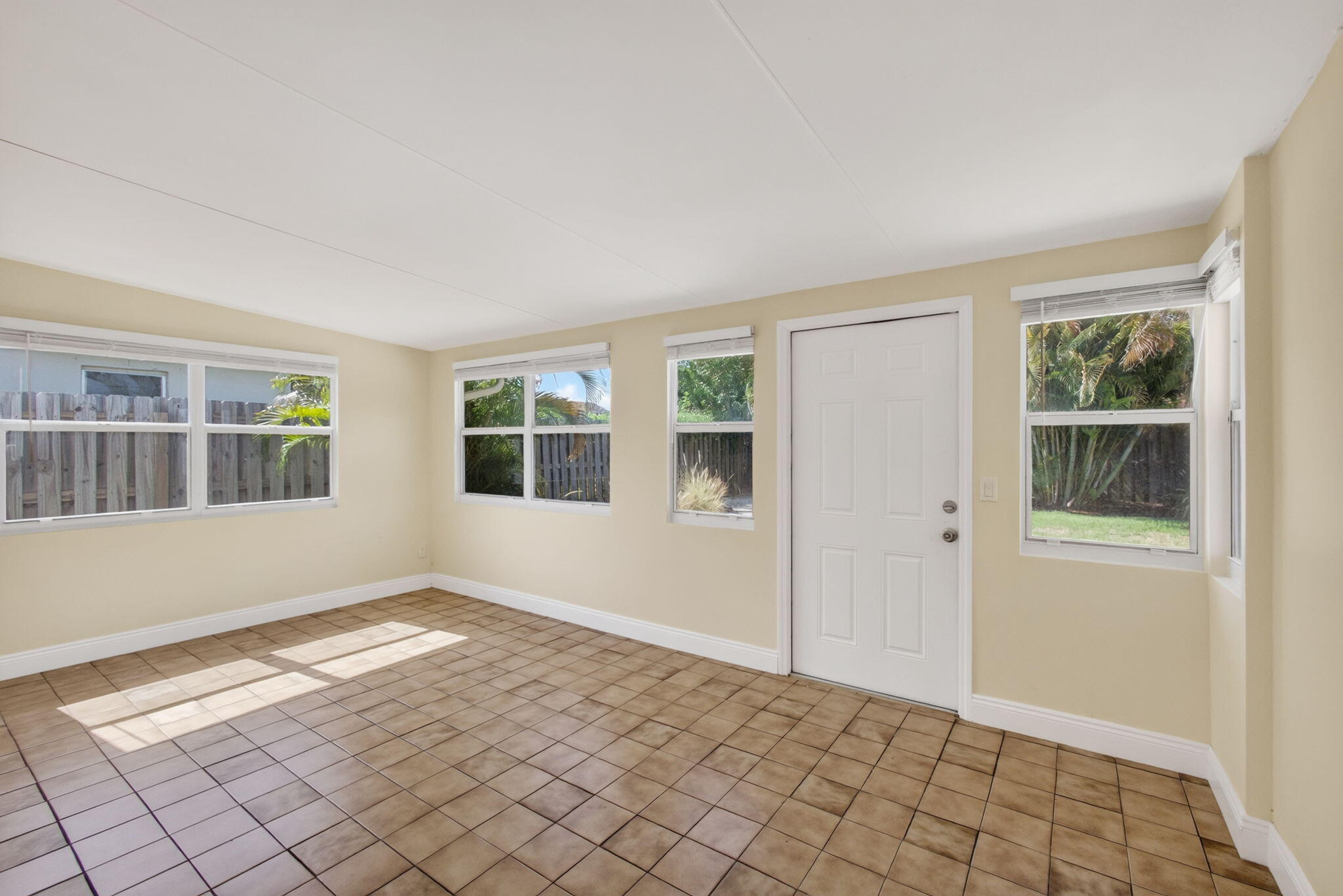 1333 West 31st Street Riviera Beach, FL 33404 - Photo 26 of 46 Living Room