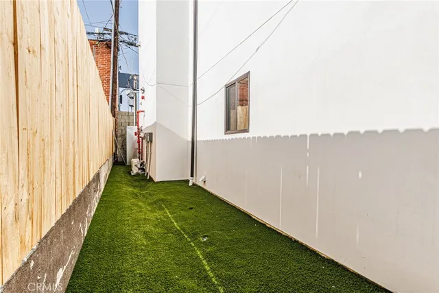 a view of a backyard with pathway