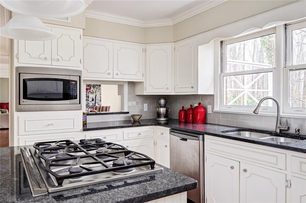 4912 Hackamore Road Greensboro, NC 27410 - Photo 10 of 30 Built in Microwave