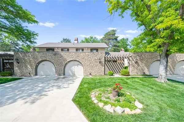 $230,000 | 7704 West 102nd Street, Overland Park, KS 66212