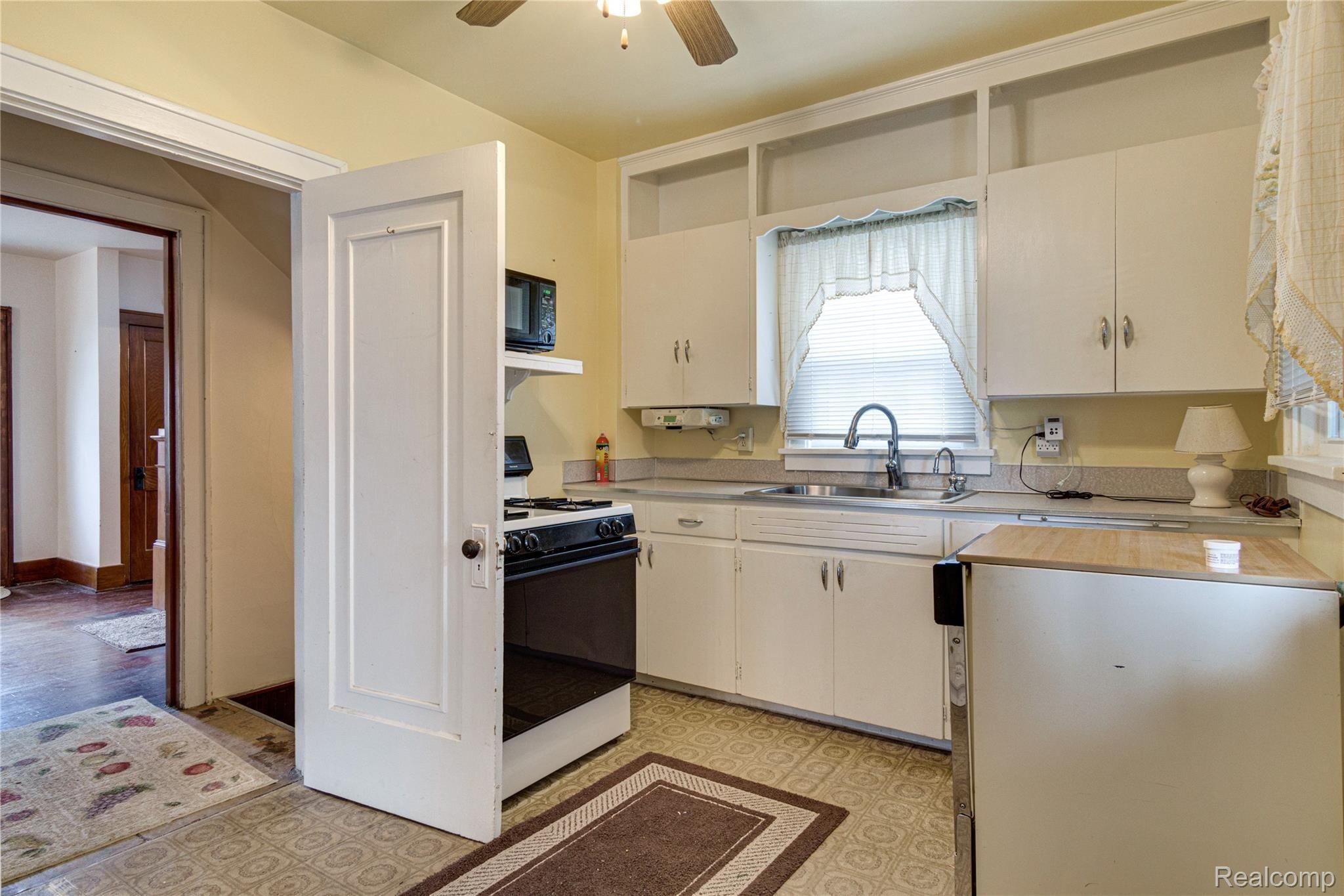 5494 Corunna Road Flint, MI 48532 - Photo 30 of 48 Interiors (16 of 34).jpg