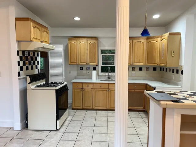 $3,300 | 21 Hamlet Place, Unit 2, Malden, MA 02148