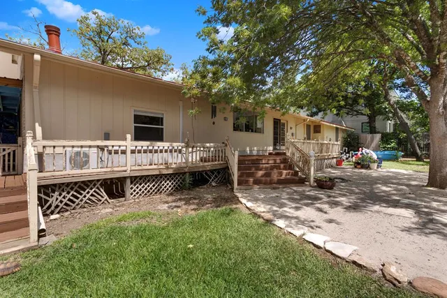 a view of a house with backyard and sitting area