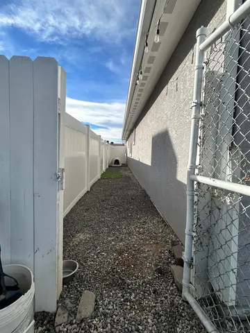 a view of a back yard