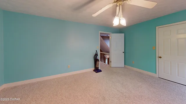 a view of empty room with window