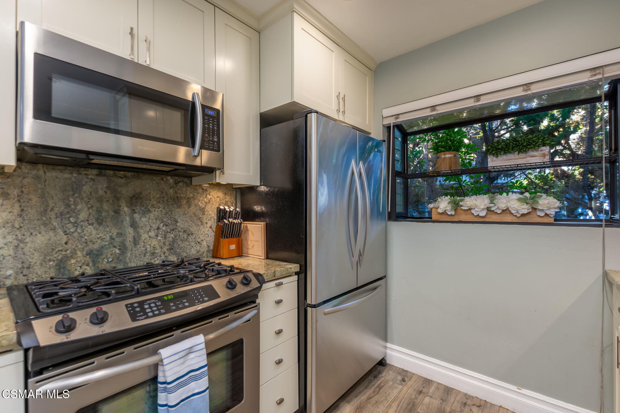 785 Arneill Road, Unit 47 Camarillo, CA 93010 - Photo 5 of 25 a kitchen with a stove and a microwave