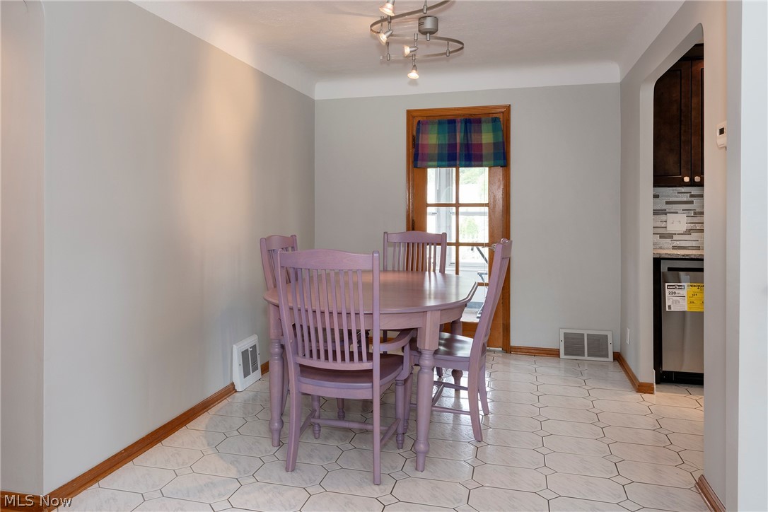 5042 North Barton Road Lyndhurst, OH 44124 - Photo 6 of 50