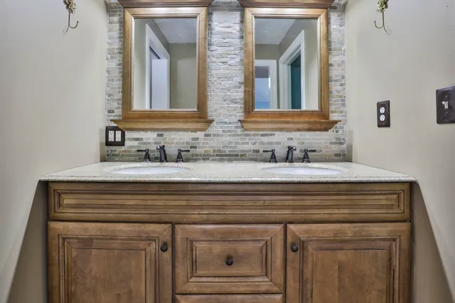 $679,000 | 38 Old Manchester Road, Amherst, NH 03031