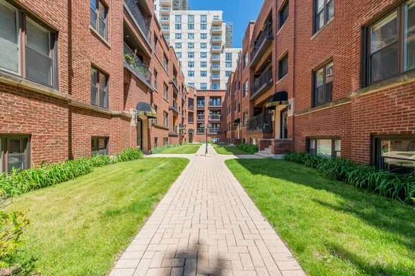 $2,350 | 906 West Winona Street, Unit 1N, Chicago, IL 60640