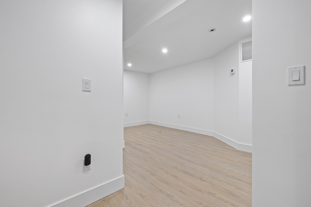 1 Knollwood Road Marblehead, MA 01945 - Photo 21 of 24 a view of an empty room