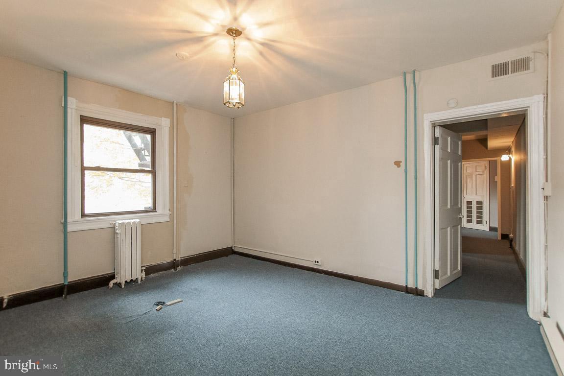 18 West Franklin Street Baltimore, MD 21201 - Photo 16 of 58 an empty room with windows and fan