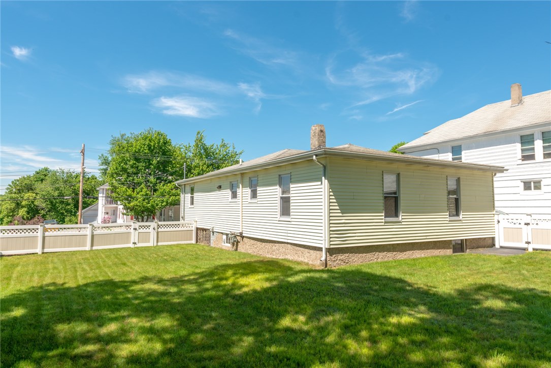 694 Cumberland Hill Road Woonsocket, RI 02895 - Photo 4 of 25