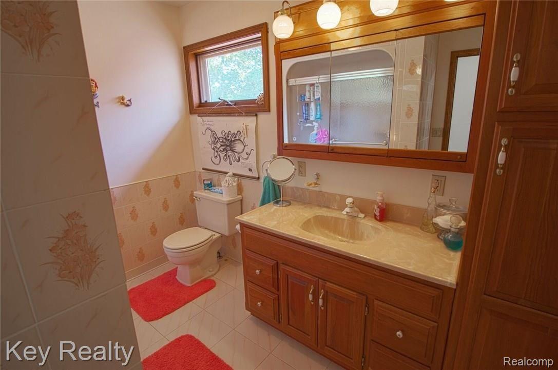 8925 Farmington Road Livonia, MI 48150 - Photo 41 of 56 upstairs bath.jpg