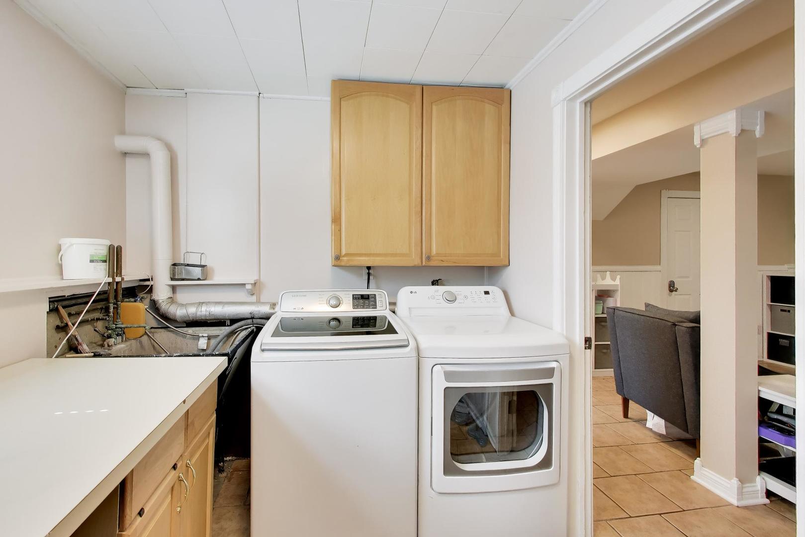 44 Swift Lane Naperville, IL 60565 - Photo 30 of 37 a kitchen that has a sink and a stove in it