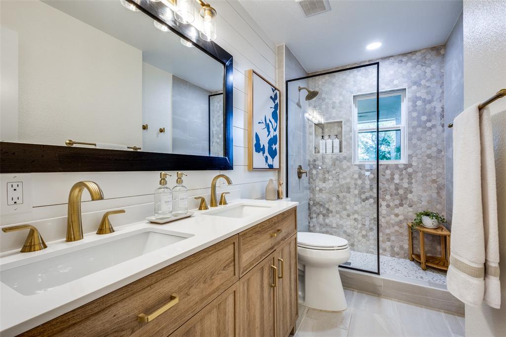 1200 Tipps Road Cross Roads, TX 76227 - Photo 24 of 32 Full Hall Bath