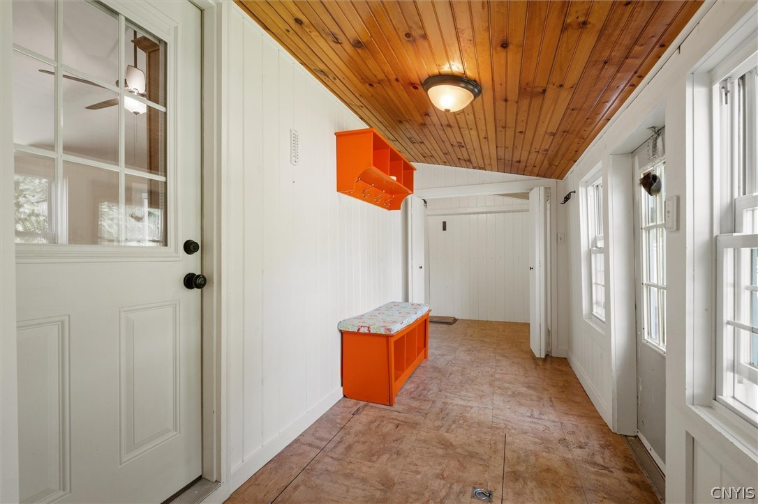 305 Howard Road Volney, NY 13069 - Photo 12 of 49 Mud room off side entry.