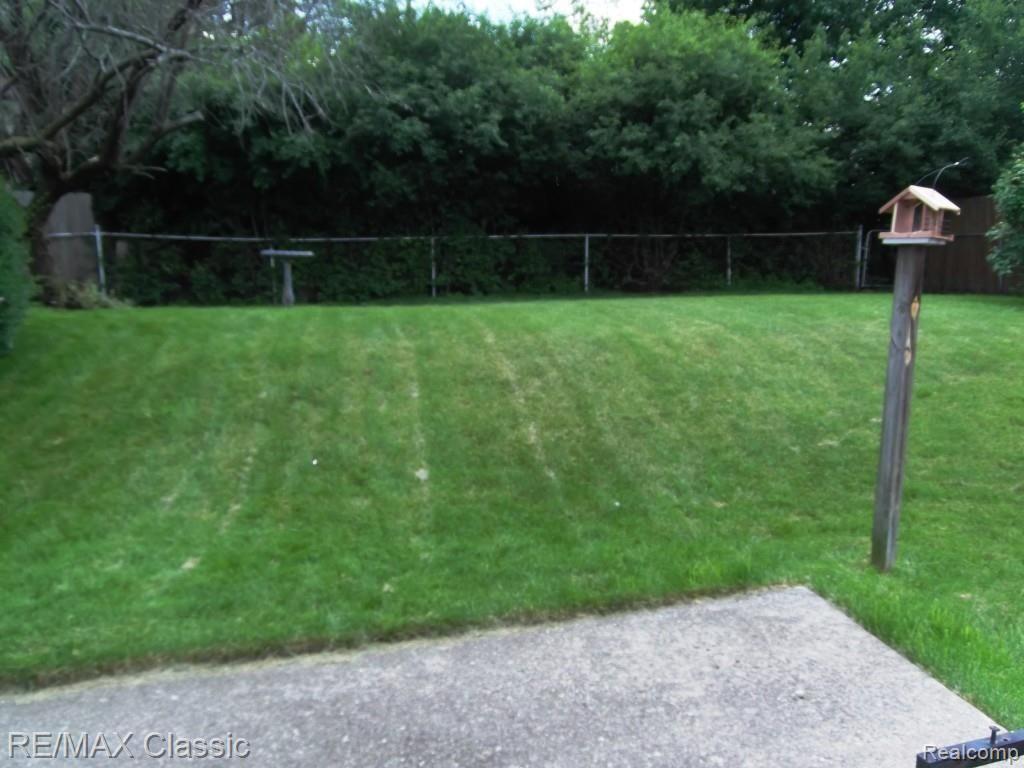 42472 Park Ridge Road Novi, MI 48375 - Photo 8 of 15 Back Yard.jpg