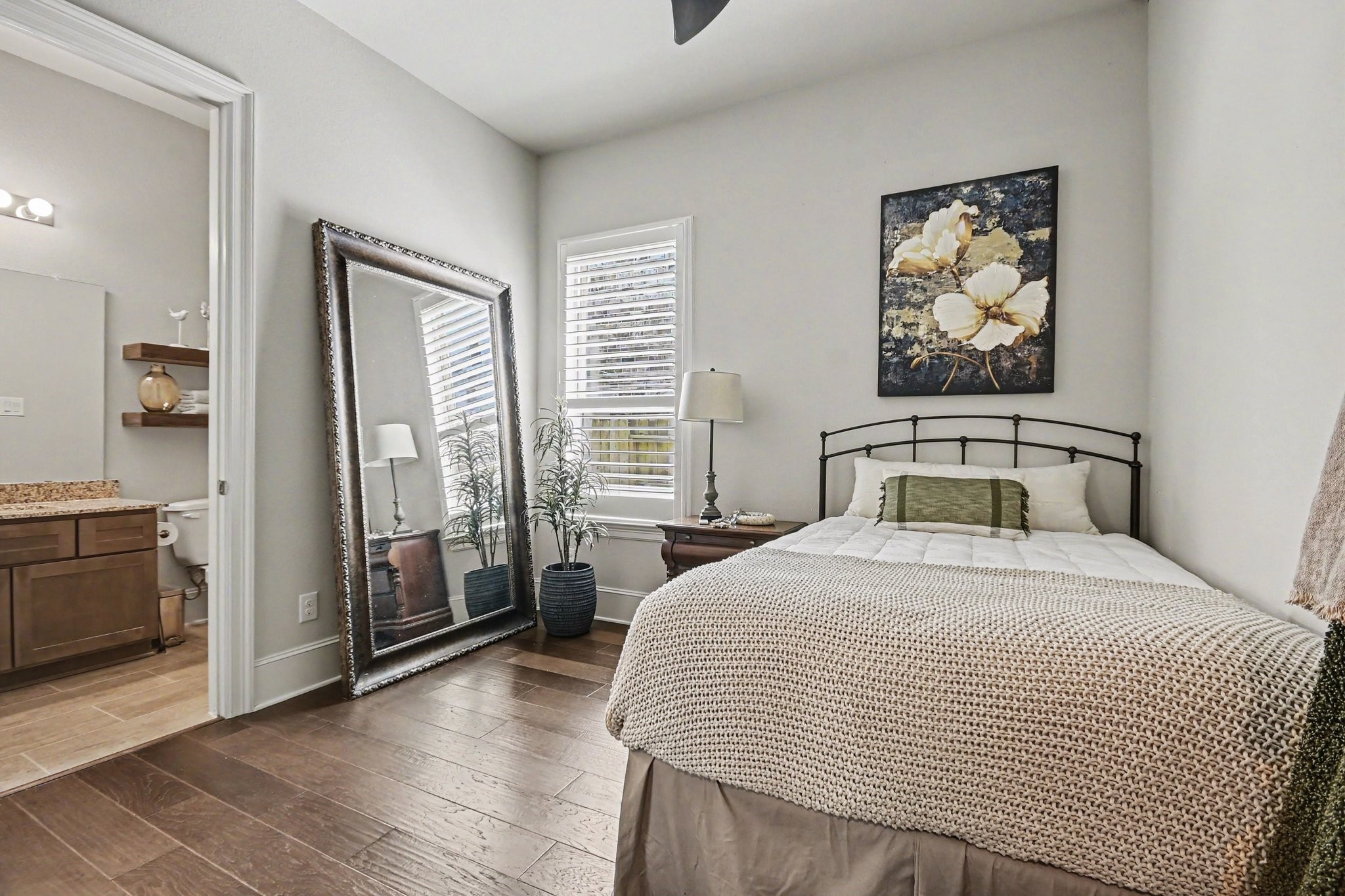 641 Kickapoo Court Webster, TX 77598 - Photo 6 of 39 Downstairs en suite bedroom