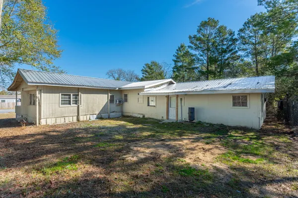 $1,400 | 392 Tiger Lily Lane, DeFuniak Springs, FL 32433