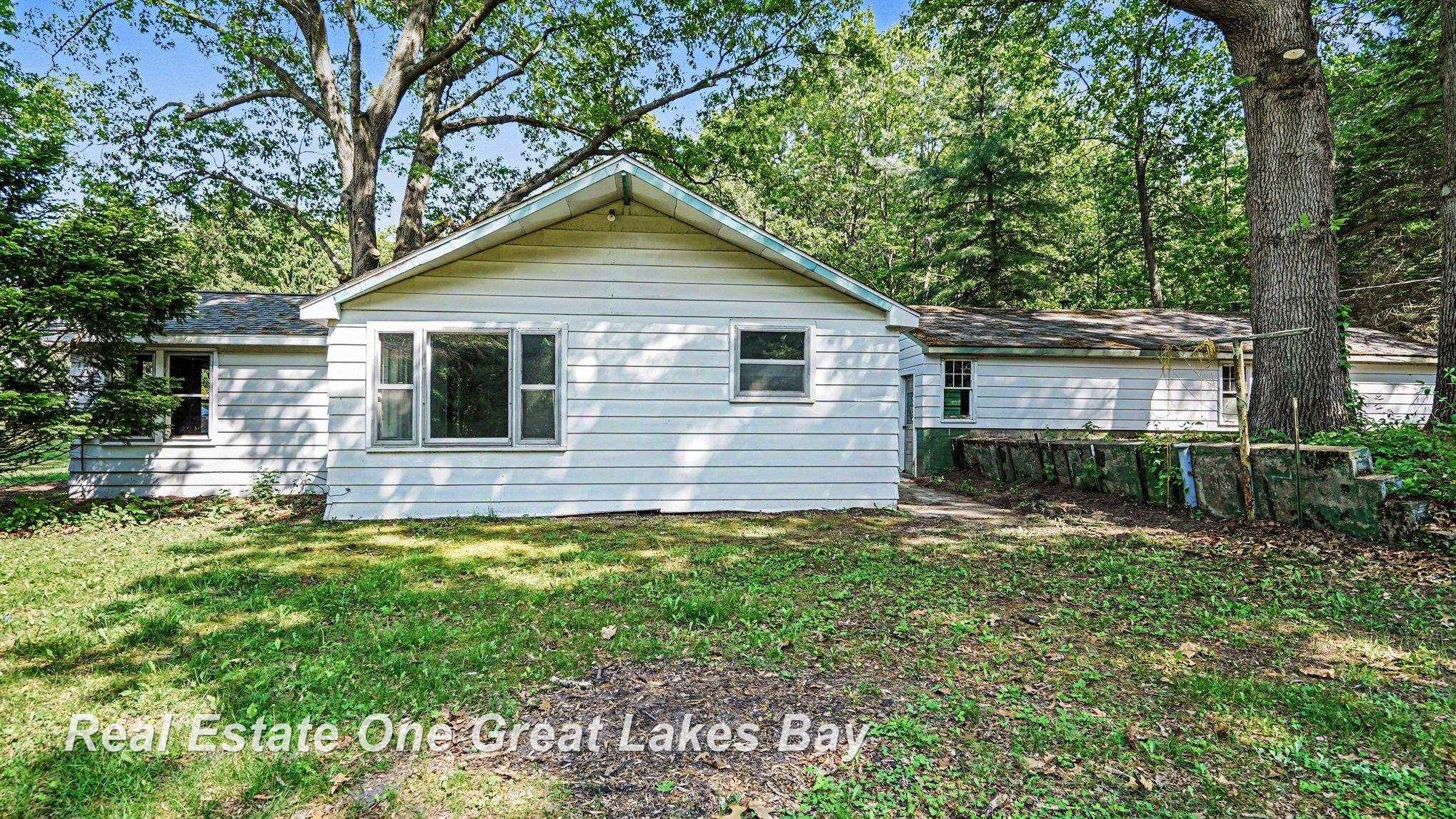 11075 Spencer Road St. Charles, MI 48655 - Photo 4 of 31
