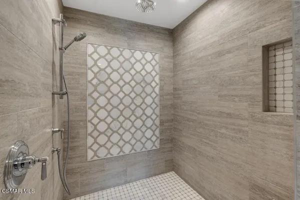 a view of a livingroom with furniture