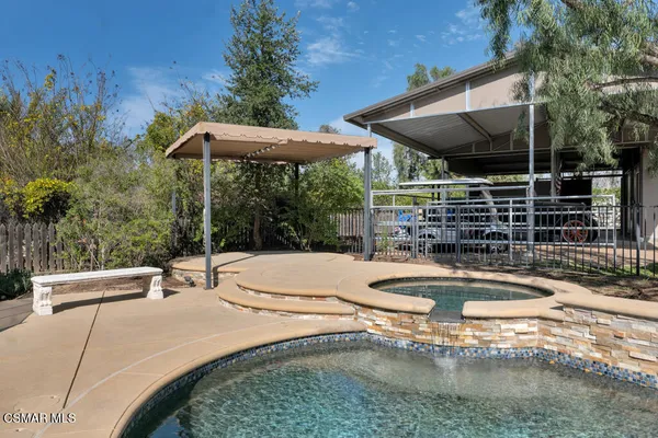 a view of a backyard with pathway