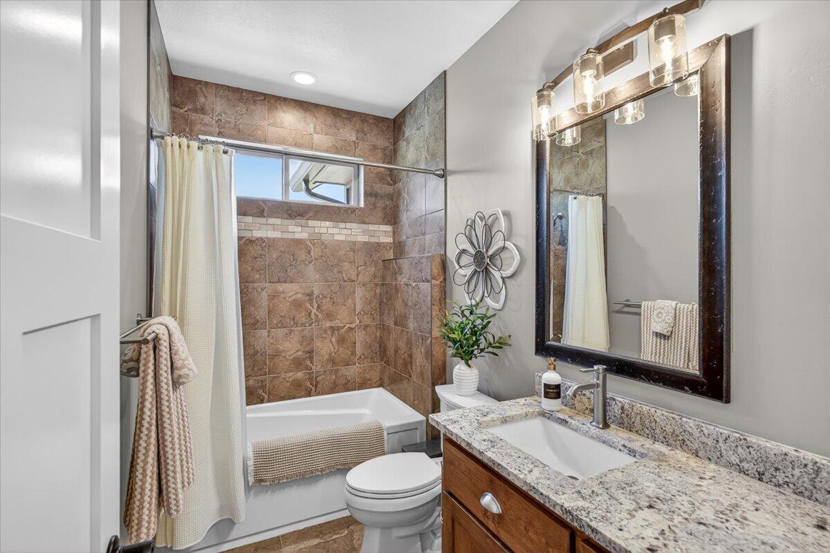 469 Wards Creek Road Rogue River, OR 97537 - Photo 24 of 84 Guest Bathroom