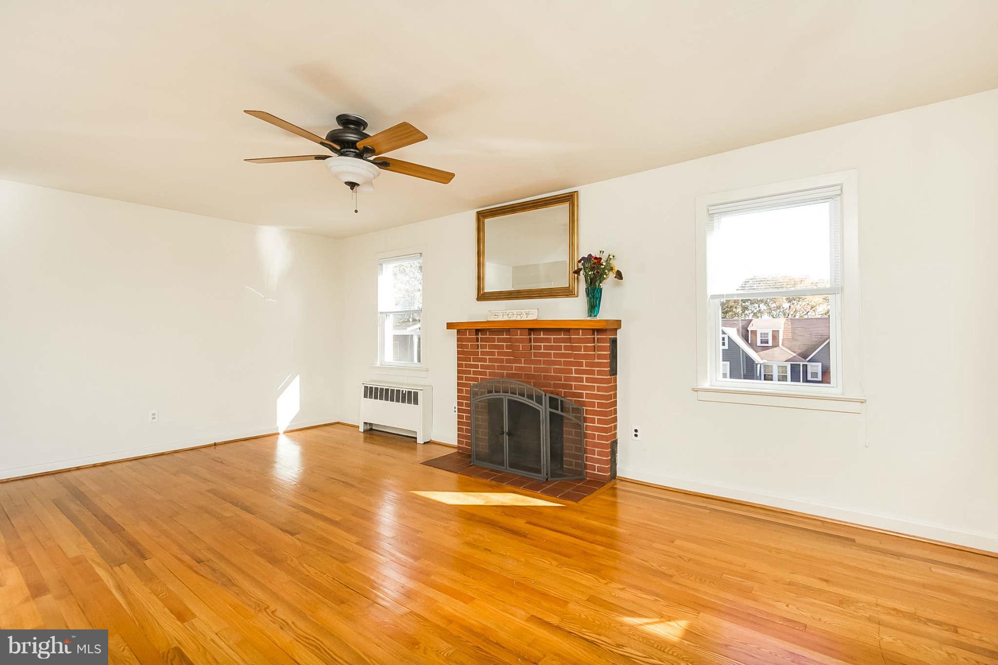 647 Orpington Road Baltimore, MD 21229 - Photo 6 of 27 Living Room