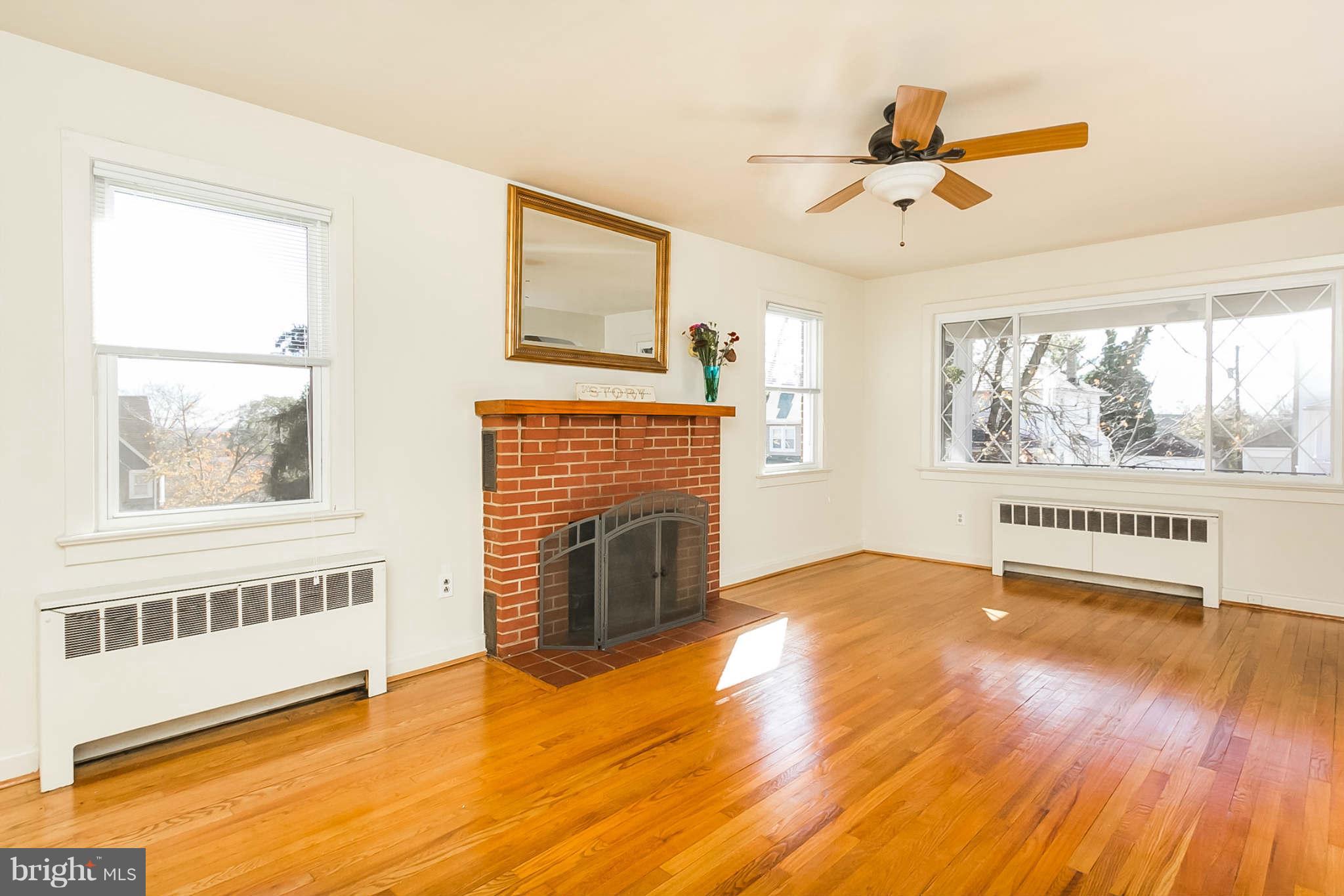 647 Orpington Road Baltimore, MD 21229 - Photo 7 of 27 Living Room