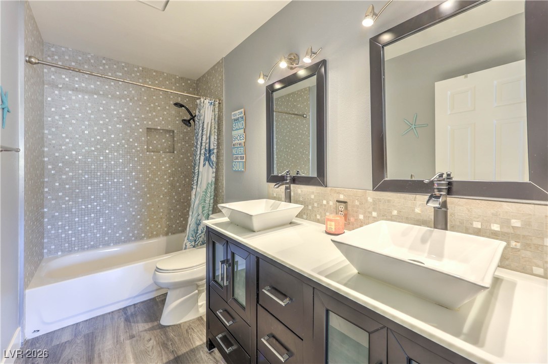 9405 Crosspointe Avenue Las Vegas, NV 89117 - Photo 23 of 37 Upstairs Bathroom w/ double sink vanity