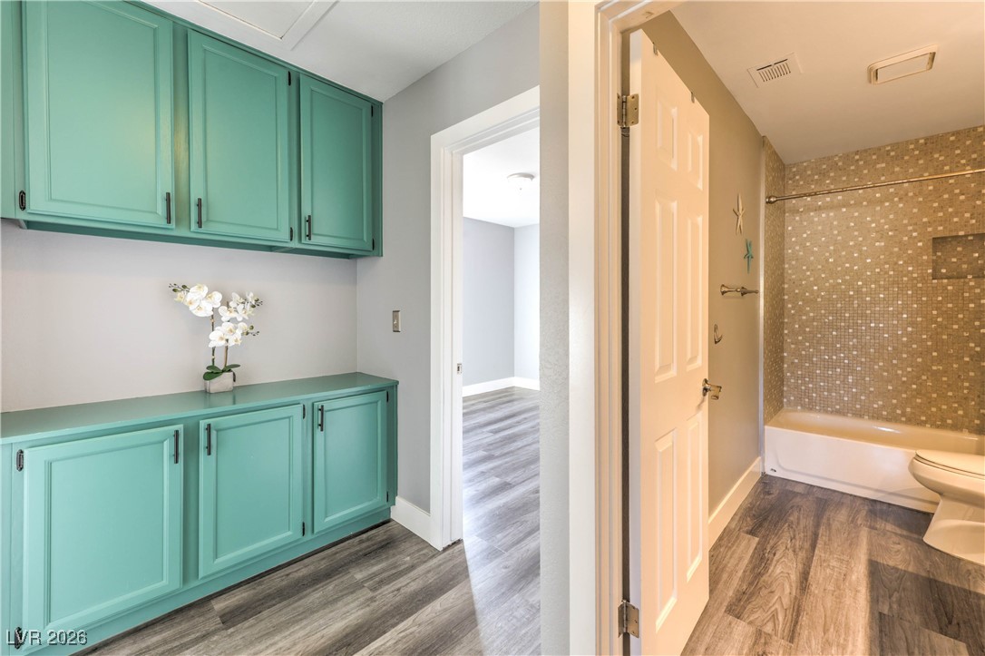 9405 Crosspointe Avenue Las Vegas, NV 89117 - Photo 24 of 37 Upstairs Cabinets