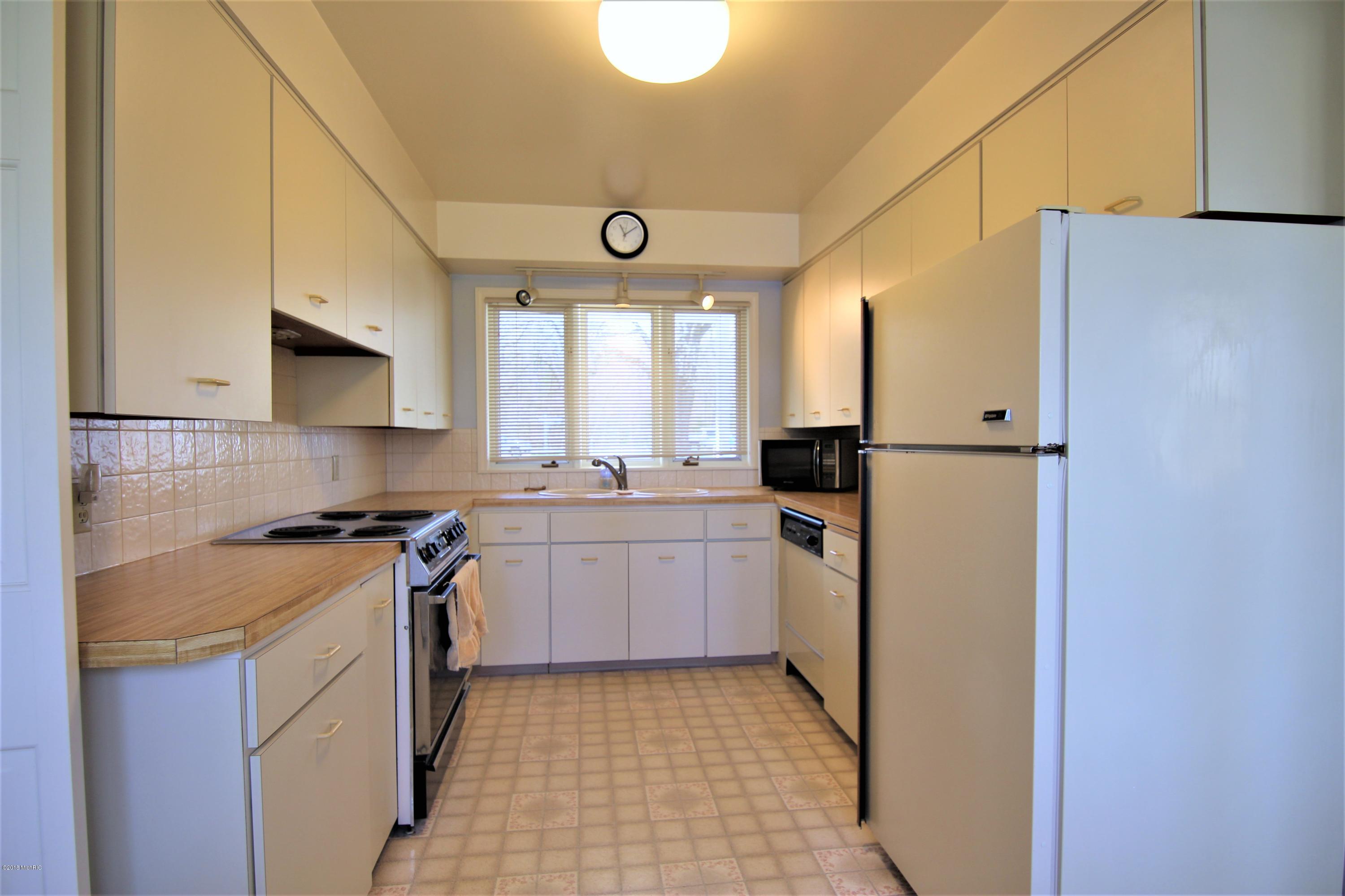 80 North Bear Lake Road Muskegon, MI 49445 - Photo 21 of 61 Kitchen 1