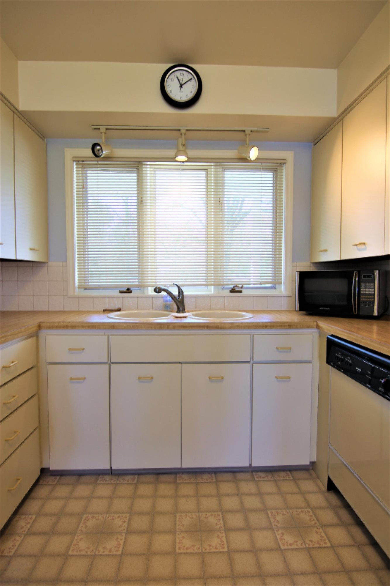 80 North Bear Lake Road Muskegon, MI 49445 - Photo 22 of 61 Kitchen 2