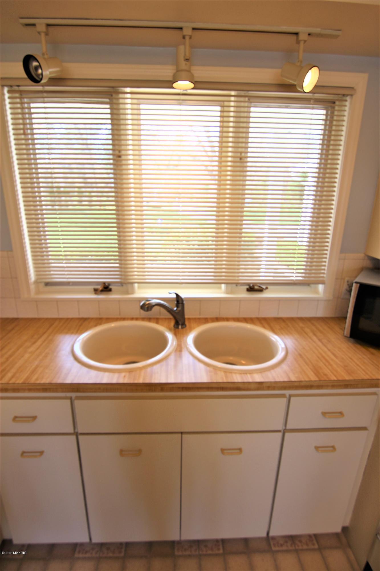 80 North Bear Lake Road Muskegon, MI 49445 - Photo 23 of 61 Kitchen 3