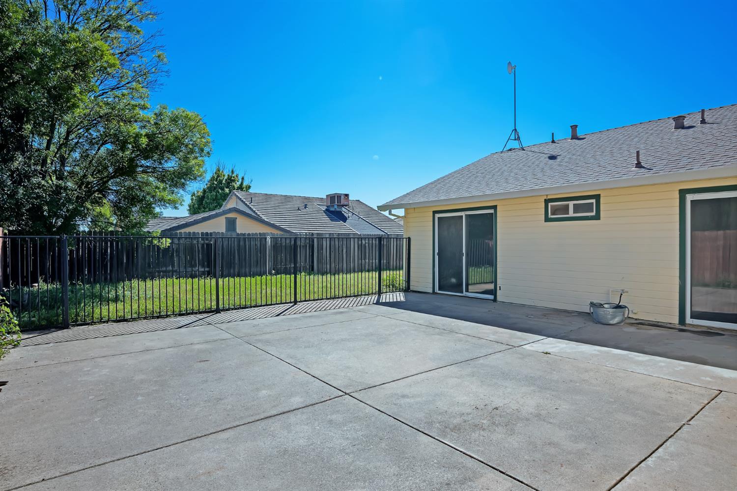 614 Brookview Court Ione, CA 95640 - Photo 20 of 24 a view of an house with backyard and a fence