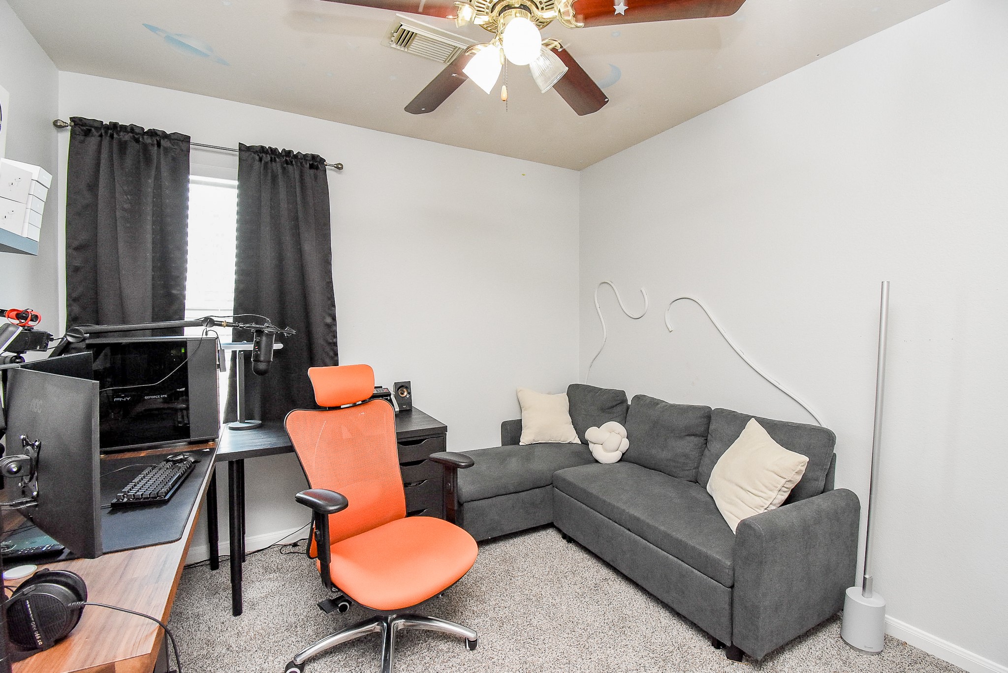 6111 Harvest Terrace Court Spring, TX 77379 - Photo 19 of 32 a living room with furniture a rug and a chandelier