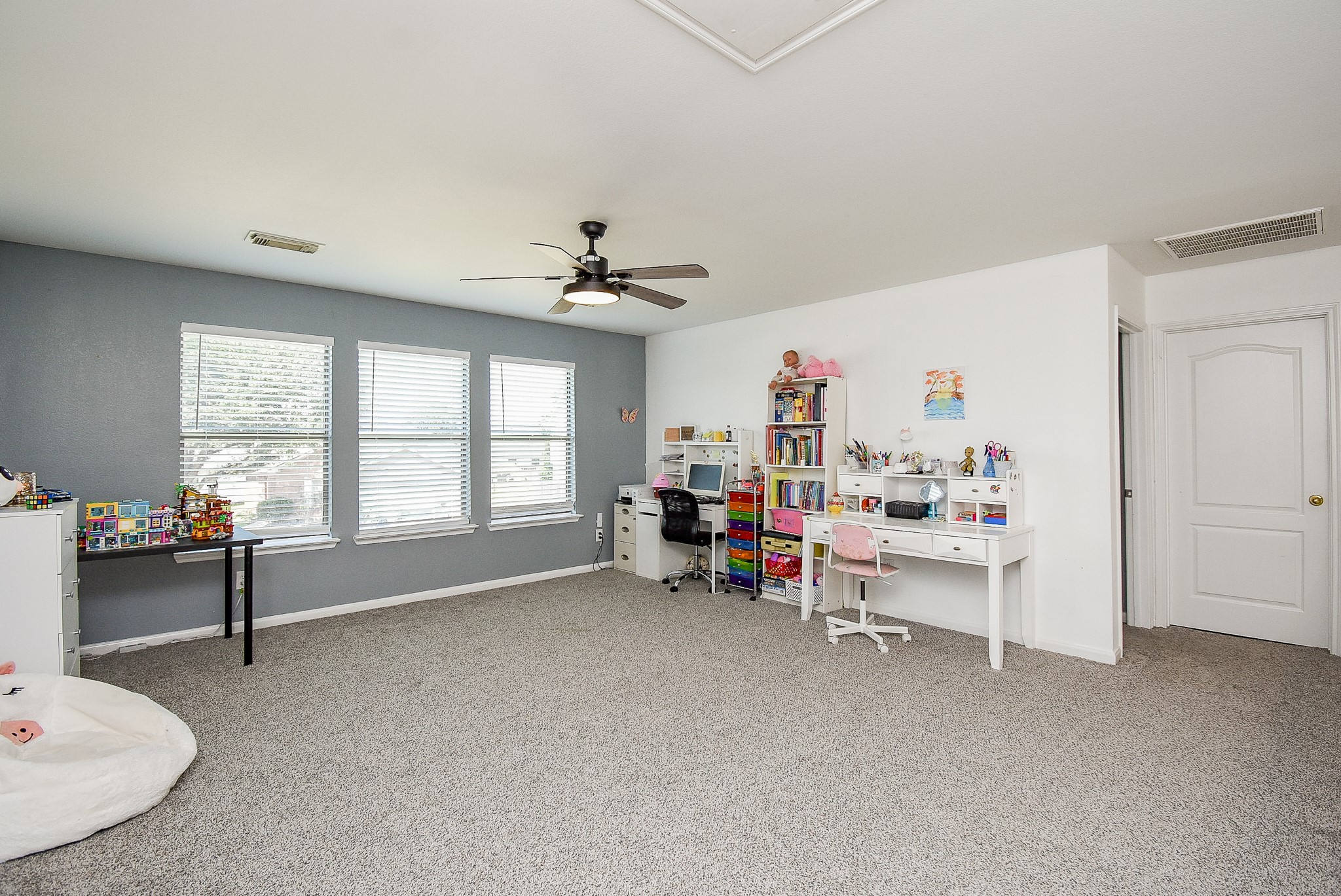 6111 Harvest Terrace Court Spring, TX 77379 - Photo 23 of 32 a view of a livingroom with furniture and a window