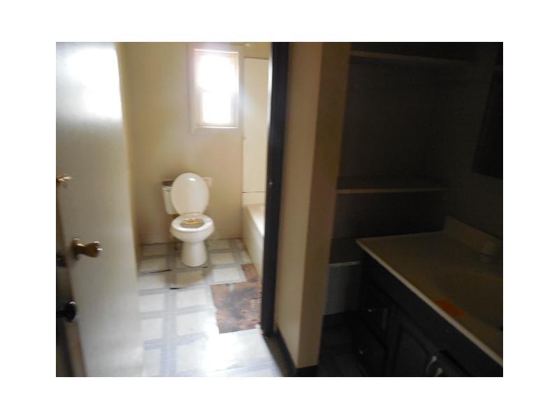 527 Stokes Avenue Braddock, PA 15104 - Photo 7 of 13 Full Bath.