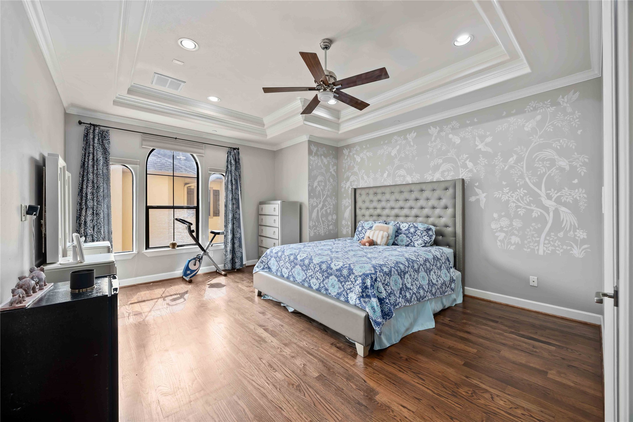 328 Bomar Street Houston, TX 77006 - Photo 15 of 25 Third floor primary bedroom
