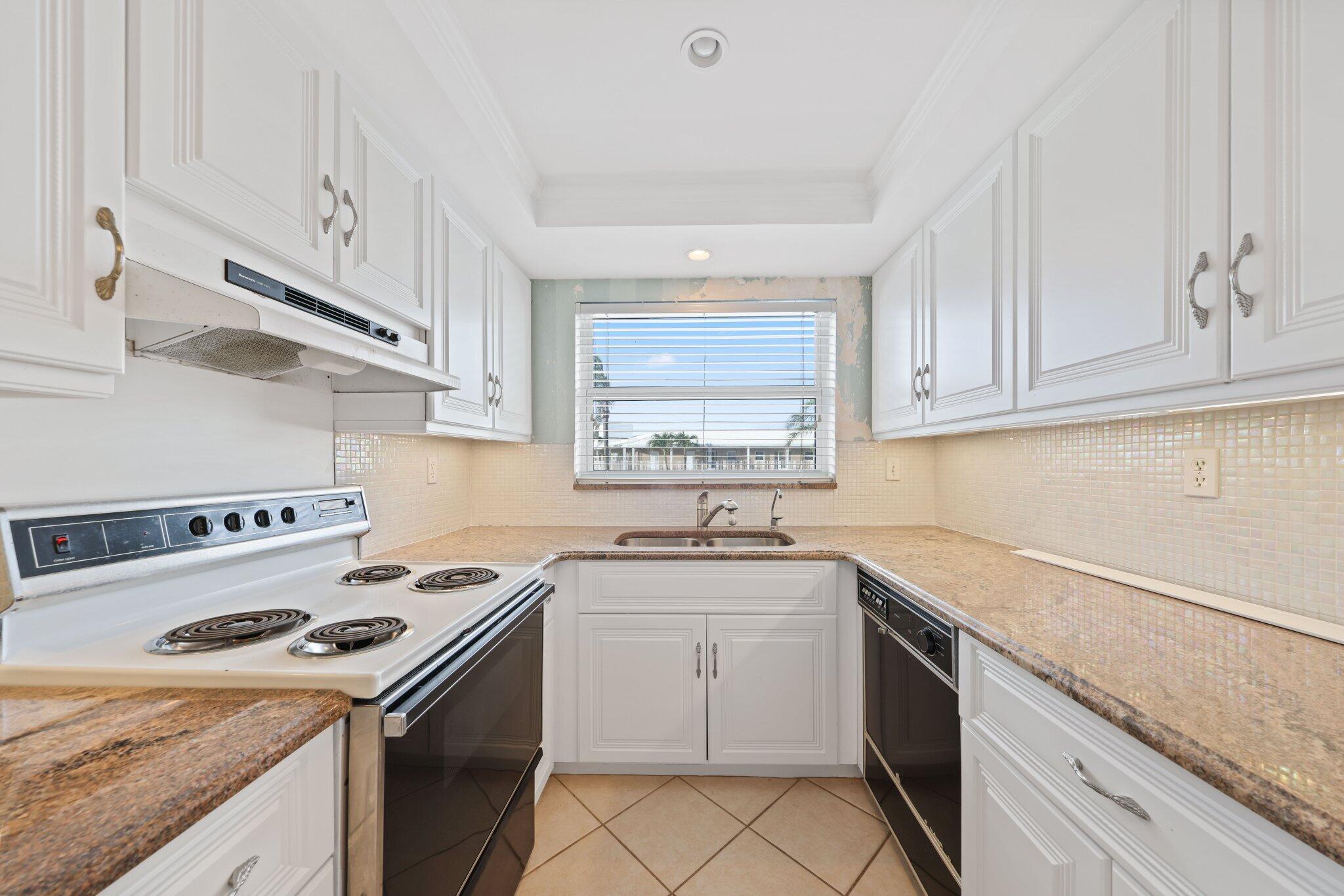 700 Harbour Drive, Unit 230 Boca Raton, FL 33431 - Photo 15 of 55 Kitchen