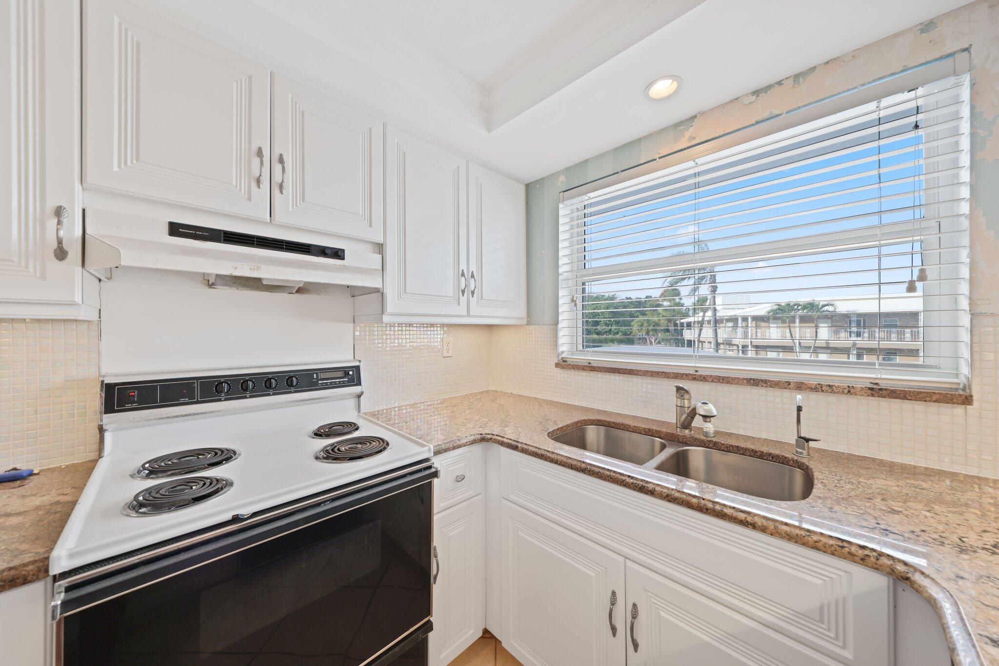 700 Harbour Drive, Unit 230 Boca Raton, FL 33431 - Photo 16 of 55 Kitchen