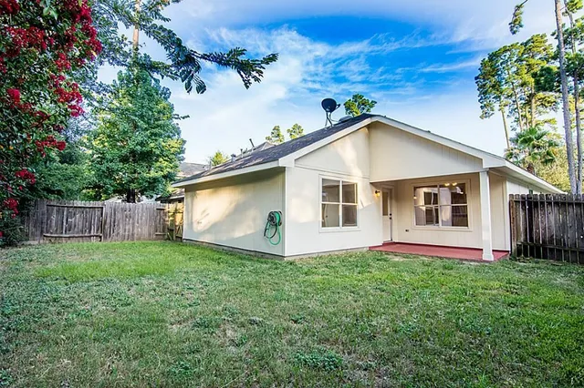 $2,100 | 87 Hockenberry Place, The Woodlands, TX 77385