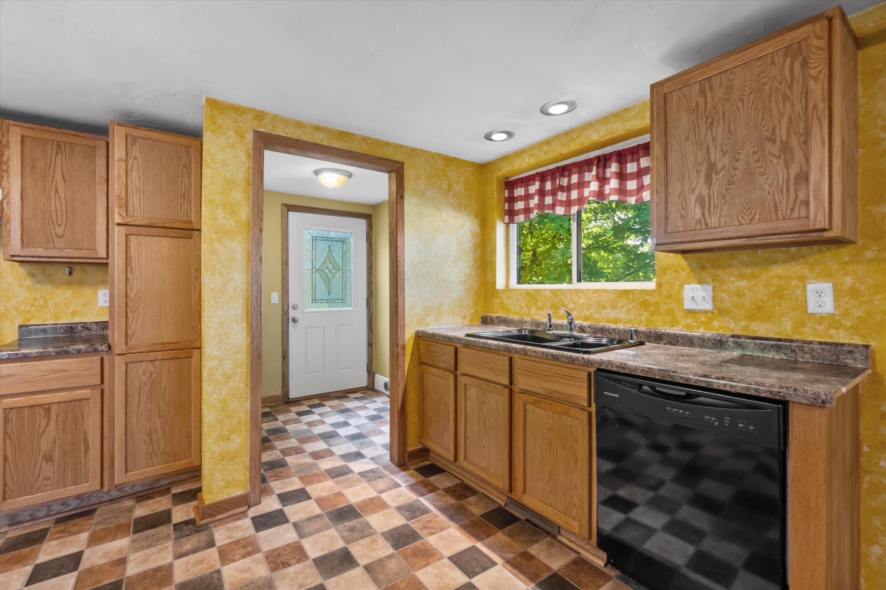 W1011 County Rd CI Palmyra, WI 53156 - Photo 15 of 42 Kitchen