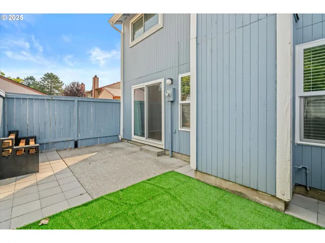 a view of a house with backyard and plants