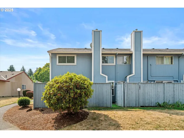 a view of empty room with ceiling fan