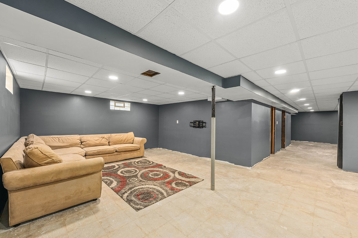 815 Bronk Road Joliet, IL 60404 - Photo 15 of 23 a living room with furniture and kitchen view