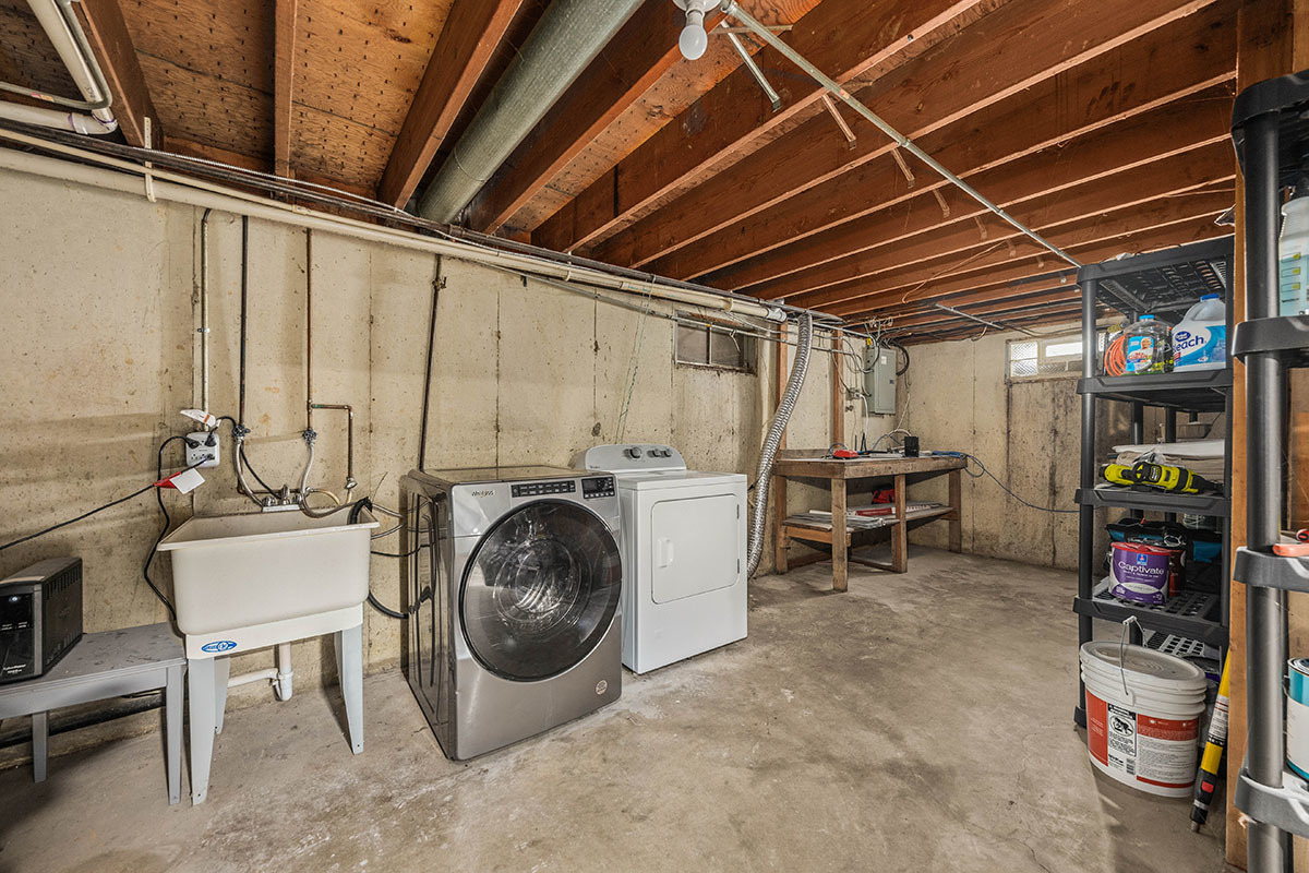 815 Bronk Road Joliet, IL 60404 - Photo 18 of 23 a utility room with dryer and washer